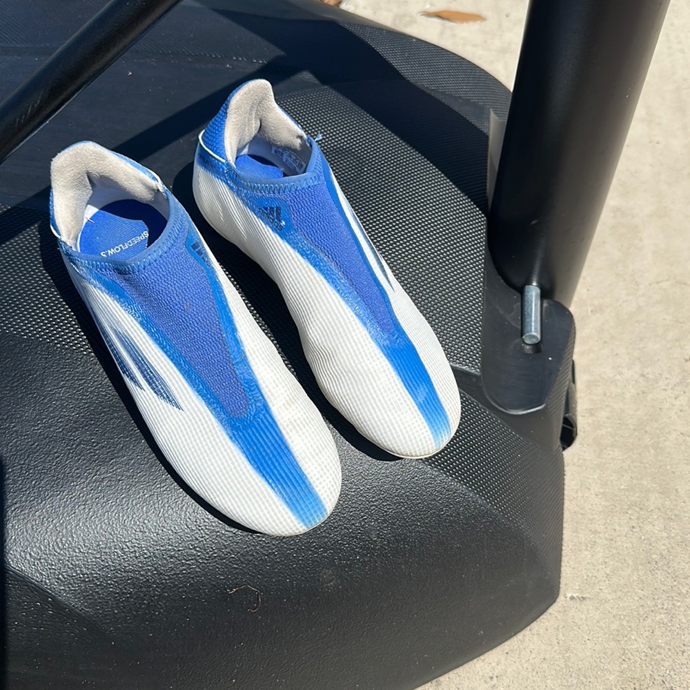 BOYS ADIDAS SOCCER CLEATS SIZE 4…..$35